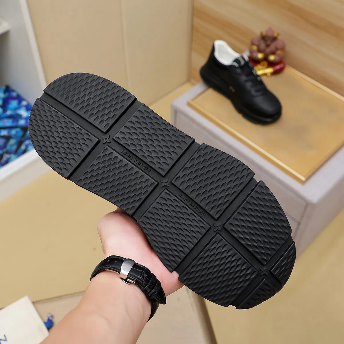 Ex-factory price: 440¥🌹🌹[LV Louis Vuitton] new low-top casual men's shoes. A must-have for fashionable men, new products are released in Hong Kong counters [strong], big-name style, European and American masters strongly create unique styles, comfortable on the feet, super soft outsole, super wear-resistant. Gives people a strong visual impact. Material: imported first-layer cowhide leather upper ➕rubber non-slip outsole, rubber graphics matching, 38 to 44